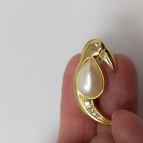 Monet Gold Tone Toucan Brooch Pin Signed Faux Pearl Rhinestones - Picture 8 of 9